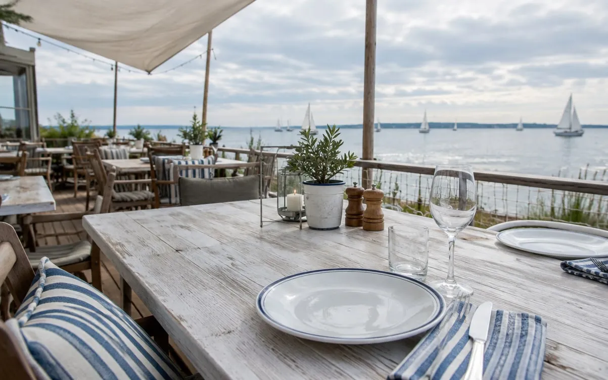 KI-Demo-Foto: Elbterrasse mit Holztischen und Sonnensegel
